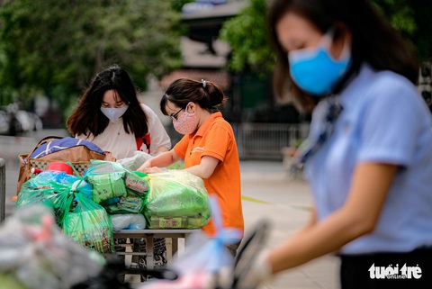 Cách ly, phun khử trùng chung cư 400 hộ có người nhiễm COVID-19 ở Hà Nội - Ảnh 3. Cách ly, phun khử trùng chung cư 400 hộ có người nhiễm COVID-19 ở Hà Nội - Ảnh 3.