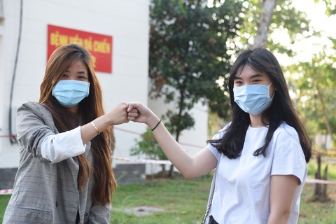 TP.HCM làm thủ tục xuất viện cho 4 ca COVID-19 khỏi bệnh - Ảnh 2. TP.HCM làm thủ tục xuất viện cho 4 ca COVID-19 khỏi bệnh - Ảnh 2.