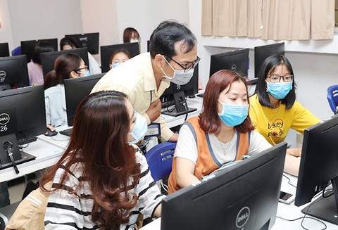 Sinh viên Duy Tân phòng chống dịch COVID-19 trong ngày đầu trở lại trường - Ảnh 8. Sinh viên Duy Tân phòng chống dịch COVID-19 trong ngày đầu trở lại trường - Ảnh 8.