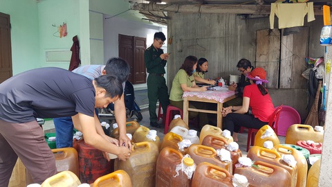 Phát hiện gần 1.000 lít dầu DO không rõ nguồn gốc - Ảnh 1. Phát hiện gần 1.000 lít dầu DO không rõ nguồn gốc - Ảnh 1.