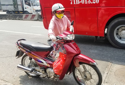 Chỉ 100m trên quốc lộ 1 đoạn qua quận 12, hơn 500 mảnh đinh - Ảnh 9. Chỉ 100m trên quốc lộ 1 đoạn qua quận 12, hơn 500 mảnh đinh - Ảnh 9.