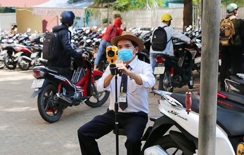 Sinh viên Duy Tân phòng chống dịch COVID-19 trong ngày đầu trở lại trường - Ảnh 4. Sinh viên Duy Tân phòng chống dịch COVID-19 trong ngày đầu trở lại trường - Ảnh 4.