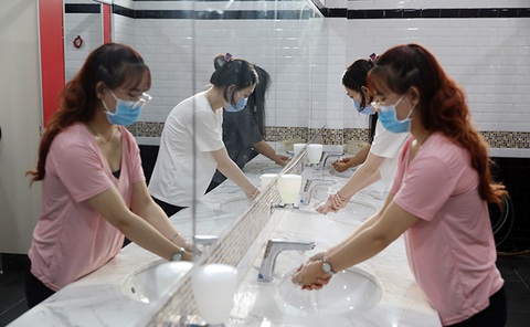 Sinh viên Duy Tân phòng chống dịch COVID-19 trong ngày đầu trở lại trường - Ảnh 5. Sinh viên Duy Tân phòng chống dịch COVID-19 trong ngày đầu trở lại trường - Ảnh 5.