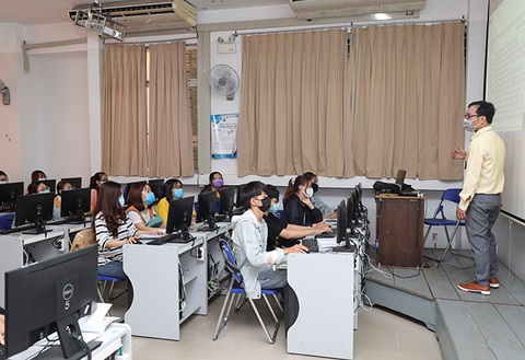 Sinh viên Duy Tân phòng chống dịch COVID-19 trong ngày đầu trở lại trường - Ảnh 6. Sinh viên Duy Tân phòng chống dịch COVID-19 trong ngày đầu trở lại trường - Ảnh 6.