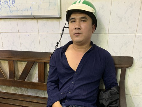 Tài xế xe ôm đang chở khách Nhật ở quận 1 bỗng rơi dép... - Ảnh 1. Tài xế xe ôm đang chở khách Nhật ở quận 1 bỗng rơi dép... - Ảnh 1.