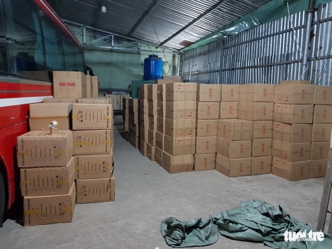 Tạm giữ gần 1 triệu khẩu trang trong kho hàng ở quận Tân Phú - Ảnh 3. Tạm giữ gần 1 triệu khẩu trang trong kho hàng ở quận Tân Phú - Ảnh 3.