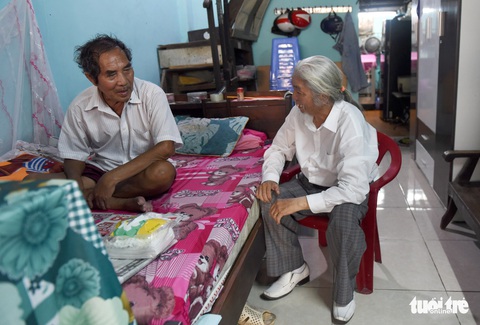 ‘Thần tài Sài Gòn dang nắng dầm mưa bán vé số để làm từ thiện - Ảnh 2. ‘Thần tài Sài Gòn dang nắng dầm mưa bán vé số để làm từ thiện - Ảnh 2.