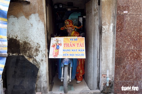 ‘Thần tài Sài Gòn dang nắng dầm mưa bán vé số để làm từ thiện - Ảnh 3. ‘Thần tài Sài Gòn dang nắng dầm mưa bán vé số để làm từ thiện - Ảnh 3.