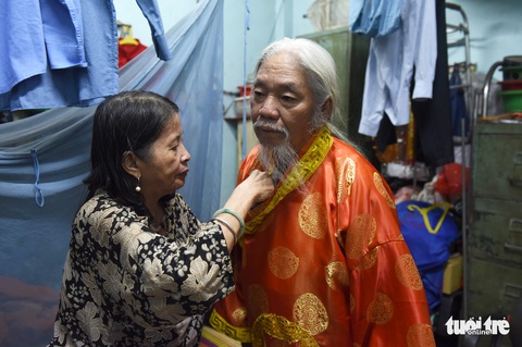 ‘Thần tài Sài Gòn dang nắng dầm mưa bán vé số để làm từ thiện - Ảnh 4. ‘Thần tài Sài Gòn dang nắng dầm mưa bán vé số để làm từ thiện - Ảnh 4.