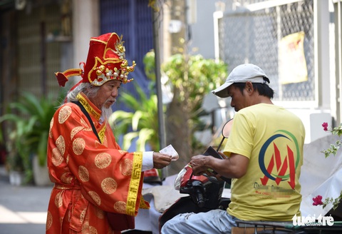 ‘Thần tài Sài Gòn dang nắng dầm mưa bán vé số để làm từ thiện - Ảnh 6. ‘Thần tài Sài Gòn dang nắng dầm mưa bán vé số để làm từ thiện - Ảnh 6.