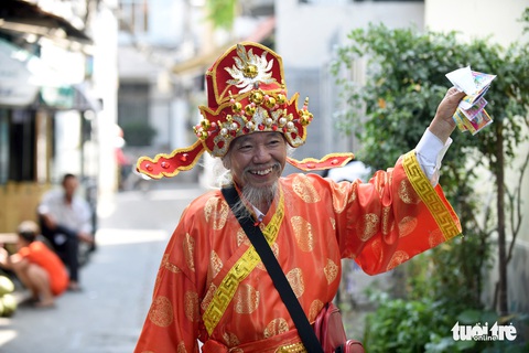 ‘Thần tài Sài Gòn dang nắng dầm mưa bán vé số để làm từ thiện - Ảnh 1. ‘Thần tài Sài Gòn dang nắng dầm mưa bán vé số để làm từ thiện - Ảnh 1.