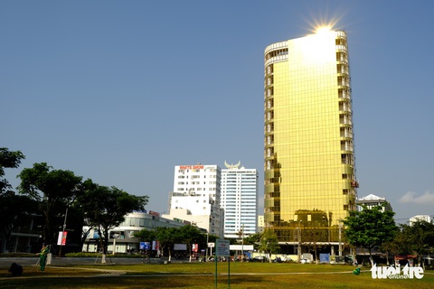 Tòa nhà ốp kính gây chói mắt, chủ đầu tư, nhà thầu phải chịu trách nhiệm - Ảnh 1. Tòa nhà ốp kính gây chói mắt, chủ đầu tư, nhà thầu phải chịu trách nhiệm - Ảnh 1.