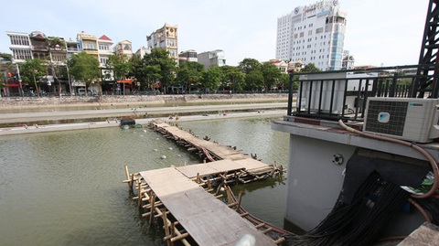 Hải Phòng tặng cờ, ấm chén cho tất cả hộ dân: người cảm động, người không tán thành - Ảnh 1. Hải Phòng tặng cờ, ấm chén cho tất cả hộ dân: người cảm động, người không tán thành - Ảnh 1.