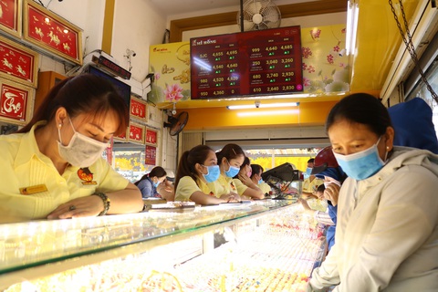 Giá vàng trong nước cao hơn 3,7 triệu đồng/lượng so với thế giới - Ảnh 1. Giá vàng trong nước cao hơn 3,7 triệu đồng/lượng so với thế giới - Ảnh 1.