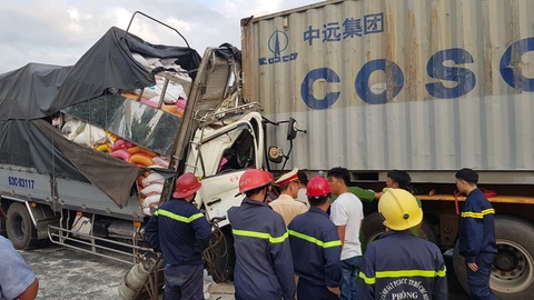 Khẩn trương điều tra vụ xe tải đụng xe container ở quận 12 khiến 3 người chết - Ảnh 1. Khẩn trương điều tra vụ xe tải đụng xe container ở quận 12 khiến 3 người chết - Ảnh 1.