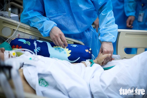 Bạch Mai trầm lắng giữa cách ly, bác sĩ vẫn tận tâm chiến đấu vì bệnh nhân - Ảnh 1. Bạch Mai trầm lắng giữa cách ly, bác sĩ vẫn tận tâm chiến đấu vì bệnh nhân - Ảnh 1.