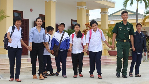 Thầy cô đặc biệt của lớp học đặc biệt - Ảnh 1. Thầy cô đặc biệt của lớp học đặc biệt - Ảnh 1.