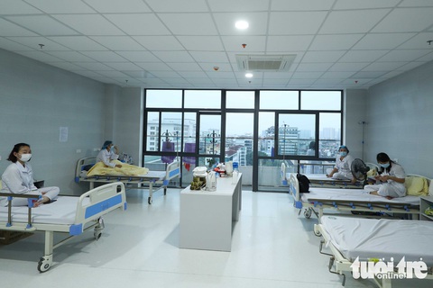 Bạch Mai trầm lắng giữa cách ly, bác sĩ vẫn tận tâm chiến đấu vì bệnh nhân - Ảnh 15. Bạch Mai trầm lắng giữa cách ly, bác sĩ vẫn tận tâm chiến đấu vì bệnh nhân - Ảnh 15.