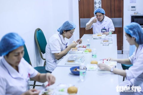 Bạch Mai trầm lắng giữa cách ly, bác sĩ vẫn tận tâm chiến đấu vì bệnh nhân - Ảnh 19. Bạch Mai trầm lắng giữa cách ly, bác sĩ vẫn tận tâm chiến đấu vì bệnh nhân - Ảnh 19.