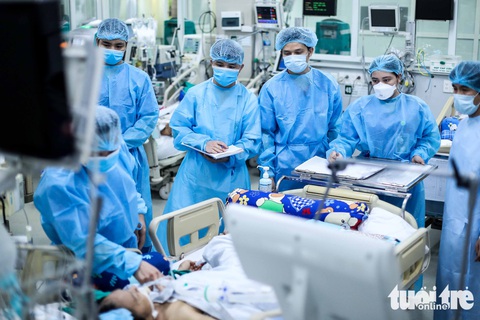Bạch Mai trầm lắng giữa cách ly, bác sĩ vẫn tận tâm chiến đấu vì bệnh nhân - Ảnh 2. Bạch Mai trầm lắng giữa cách ly, bác sĩ vẫn tận tâm chiến đấu vì bệnh nhân - Ảnh 2.