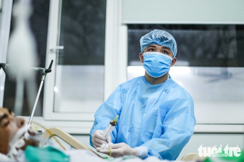 Bạch Mai trầm lắng giữa cách ly, bác sĩ vẫn tận tâm chiến đấu vì bệnh nhân - Ảnh 6. Bạch Mai trầm lắng giữa cách ly, bác sĩ vẫn tận tâm chiến đấu vì bệnh nhân - Ảnh 6.