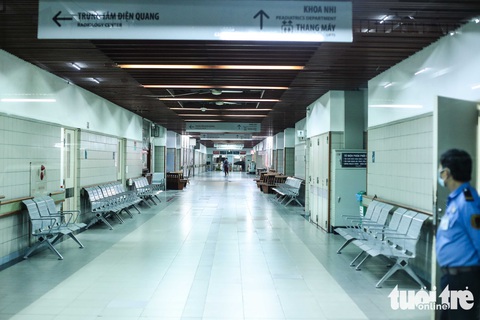 Bạch Mai trầm lắng giữa cách ly, bác sĩ vẫn tận tâm chiến đấu vì bệnh nhân - Ảnh 12. Bạch Mai trầm lắng giữa cách ly, bác sĩ vẫn tận tâm chiến đấu vì bệnh nhân - Ảnh 12.