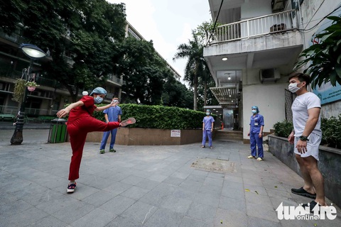 Bạch Mai trầm lắng giữa cách ly, bác sĩ vẫn tận tâm chiến đấu vì bệnh nhân - Ảnh 10. Bạch Mai trầm lắng giữa cách ly, bác sĩ vẫn tận tâm chiến đấu vì bệnh nhân - Ảnh 10.