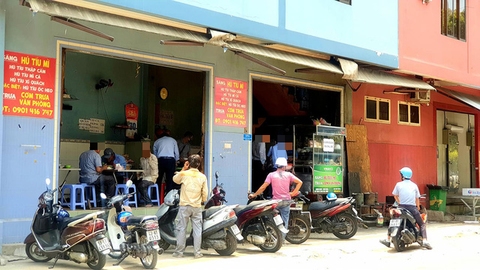 Nhiều quán ăn, cà phê vỉa hè lách quy định, vẫn mở cửa đón khách - Ảnh 2. Nhiều quán ăn, cà phê vỉa hè lách quy định, vẫn mở cửa đón khách - Ảnh 2.