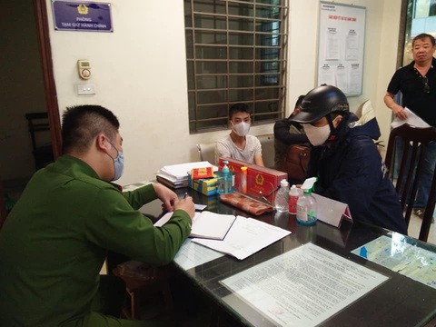 23 người bị xử phạt vì không đeo khẩu trang khi ra đường ở Hà Nội - Ảnh 2. 23 người bị xử phạt vì không đeo khẩu trang khi ra đường ở Hà Nội - Ảnh 2.