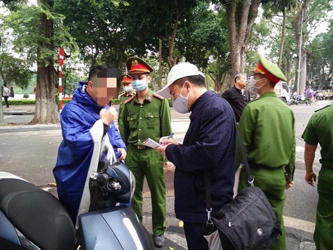 Tập trung đông người nơi công cộng: phạt 10 triệu/người, vứt khẩu trang ra đường: 7 triệu - Ảnh 1. Tập trung đông người nơi công cộng: phạt 10 triệu/người, vứt khẩu trang ra đường: 7 triệu - Ảnh 1.