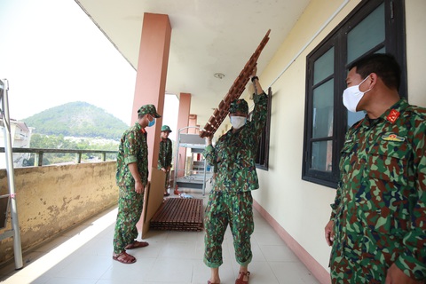 Nắng gắt miền Trung, bộ đội đẫm mồ hôi dọn điểm cách ly phòng dịch COVID-19 - Ảnh 10. Nắng gắt miền Trung, bộ đội đẫm mồ hôi dọn điểm cách ly phòng dịch COVID-19 - Ảnh 10.