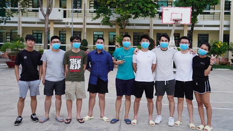 Mở sạp tạp hóa, tấu hài để lạc quan hơn trong khu cách ly tập trung - Ảnh 1. Mở sạp tạp hóa, tấu hài để lạc quan hơn trong khu cách ly tập trung - Ảnh 1.