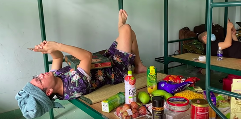 Mở sạp tạp hóa, tấu hài để lạc quan hơn trong khu cách ly tập trung - Ảnh 6. Mở sạp tạp hóa, tấu hài để lạc quan hơn trong khu cách ly tập trung - Ảnh 6.