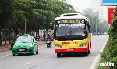 Xe buýt ở Nghệ An vẫn chạy dù có yêu cầu tạm dừng đã 3 ngày - Ảnh 2. Xe buýt ở Nghệ An vẫn chạy dù có yêu cầu tạm dừng đã 3 ngày - Ảnh 2.
