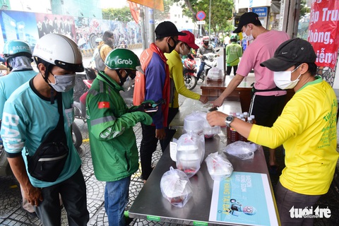 Mua bán take away: sáng tạo cả dụng cụ thu tiền để tránh lây COVID -19 - Ảnh 1. Mua bán take away: sáng tạo cả dụng cụ thu tiền để tránh lây COVID -19 - Ảnh 1.
