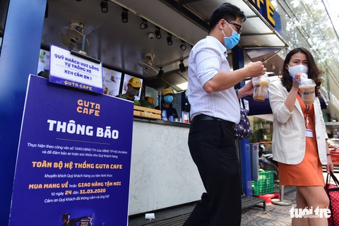 Mua bán take away: sáng tạo cả dụng cụ thu tiền để tránh lây COVID -19 - Ảnh 3. Mua bán take away: sáng tạo cả dụng cụ thu tiền để tránh lây COVID -19 - Ảnh 3.
