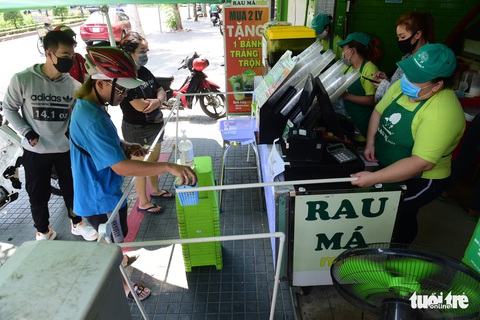 Mua bán take away: sáng tạo cả dụng cụ thu tiền để tránh lây COVID -19 - Ảnh 4. Mua bán take away: sáng tạo cả dụng cụ thu tiền để tránh lây COVID -19 - Ảnh 4.