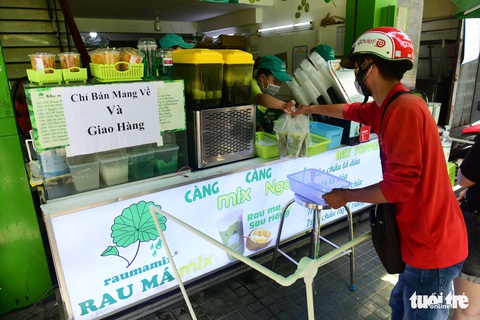 Mua bán take away: sáng tạo cả dụng cụ thu tiền để tránh lây COVID -19 - Ảnh 5. Mua bán take away: sáng tạo cả dụng cụ thu tiền để tránh lây COVID -19 - Ảnh 5.
