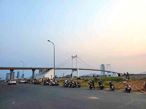Đà Nẵng tạm giữ xe máy của những người tụ tập hóng gió, thả diều, ăn nhậu - Ảnh 1. Đà Nẵng tạm giữ xe máy của những người tụ tập hóng gió, thả diều, ăn nhậu - Ảnh 1.