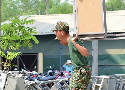 Nắng gắt miền Trung, bộ đội đẫm mồ hôi dọn điểm cách ly phòng dịch COVID-19 - Ảnh 4. Nắng gắt miền Trung, bộ đội đẫm mồ hôi dọn điểm cách ly phòng dịch COVID-19 - Ảnh 4.