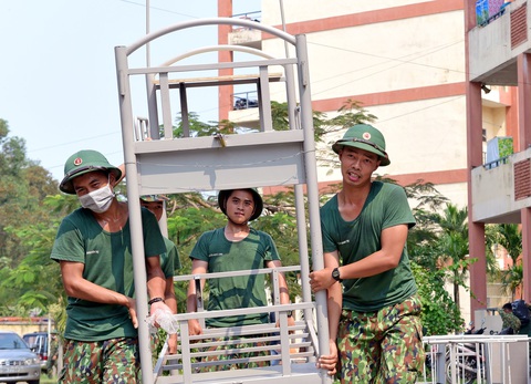 Nắng gắt miền Trung, bộ đội đẫm mồ hôi dọn điểm cách ly phòng dịch COVID-19 - Ảnh 3. Nắng gắt miền Trung, bộ đội đẫm mồ hôi dọn điểm cách ly phòng dịch COVID-19 - Ảnh 3.