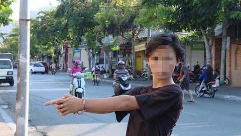 Bắt 8 trẻ trâu ném gạch phá 35 xe hơi ở Vũng Tàu cho vui - Ảnh 1. Bắt 8 trẻ trâu ném gạch phá 35 xe hơi ở Vũng Tàu cho vui - Ảnh 1.