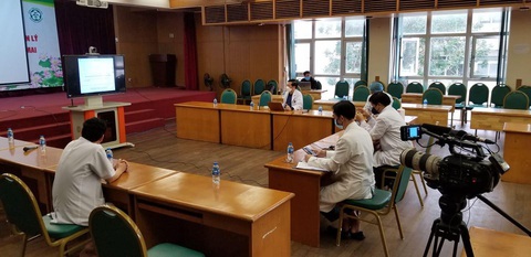 Vào Bệnh viện Bệnh nhiệt đới và Bạch Mai quay phim tài liệu về COVID-19 ở Việt Nam - Ảnh 1. Vào Bệnh viện Bệnh nhiệt đới và Bạch Mai quay phim tài liệu về COVID-19 ở Việt Nam - Ảnh 1.