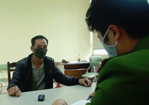 Khởi tố người vứt 14 thùng phuy chất thải nguy hại xuống sông Hồng - Ảnh 1. Khởi tố người vứt 14 thùng phuy chất thải nguy hại xuống sông Hồng - Ảnh 1.