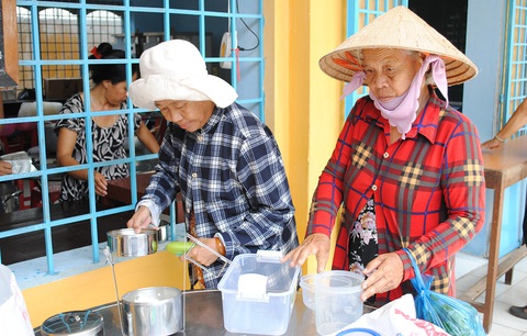 Lo bữa ăn cho người bán vé số - Ảnh 1. Lo bữa ăn cho người bán vé số - Ảnh 1.