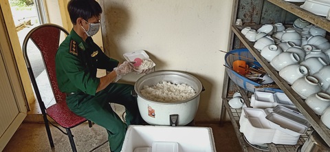 Bữa cơm ở khu cách ly ấm tình quân dân nơi biên giới Việt - Lào - Ảnh 6. Bữa cơm ở khu cách ly ấm tình quân dân nơi biên giới Việt - Lào - Ảnh 6.