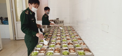 Bữa cơm ở khu cách ly ấm tình quân dân nơi biên giới Việt - Lào - Ảnh 1. Bữa cơm ở khu cách ly ấm tình quân dân nơi biên giới Việt - Lào - Ảnh 1.
