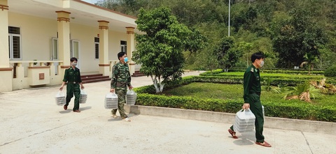 Bữa cơm ở khu cách ly ấm tình quân dân nơi biên giới Việt - Lào - Ảnh 8. Bữa cơm ở khu cách ly ấm tình quân dân nơi biên giới Việt - Lào - Ảnh 8.