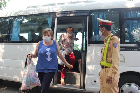 Tạm dừng taxi, xe có tuyến vào bến xe Đà Nẵng - Ảnh 1. Tạm dừng taxi, xe có tuyến vào bến xe Đà Nẵng - Ảnh 1.