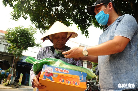 Người bán vé số dạo bật khóc khi nhận gạo tiếp tế - Ảnh 8. Người bán vé số dạo bật khóc khi nhận gạo tiếp tế - Ảnh 8.